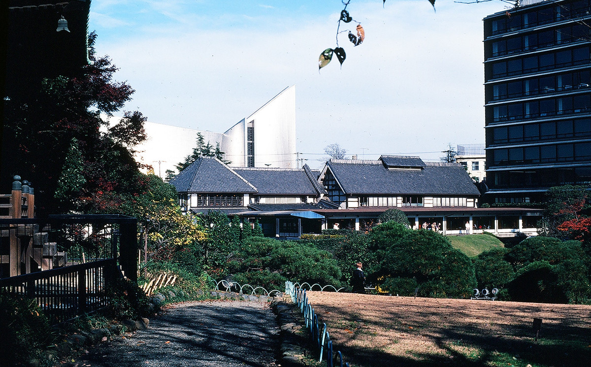 Trong vườn Chinzan-so (Xuân Sơn Trang), một khu vườn Nhật Bản nằm ở Bunkyo, được thành lập vào năm 1877. Khu vườn là một phần của khách sạn Chinzanso Tokyo.