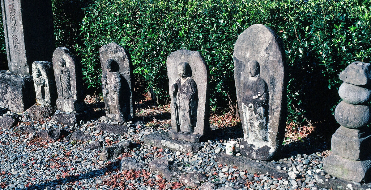 Tượng Địa Tạng bên một con đường ở Hakone.