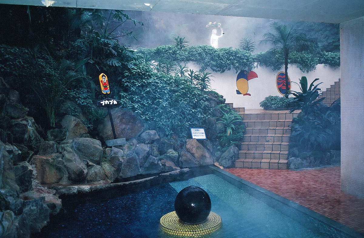 Hồ tắm nước nóng tại một khu nghỉ dưỡng ở thị trấn Hakone.