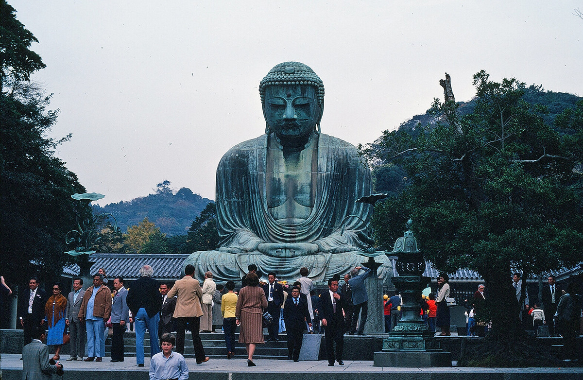 Tượng Đại Phật ở chùa Kotoku-in (Cao Đức Viện), thành phố Kamakura, tỉnh Kanagawa. Bức tượng Phật A Di Đà bằng đồng khổng lồ này nặng 121 tấn, được tạo tác từ năm 1252, được coi là một báu vật của Nhật Bản.