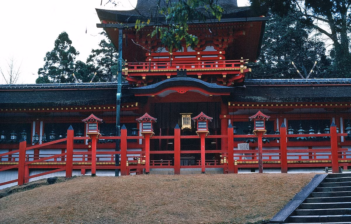 Đền Kasuga Taisha (xuân Nhật đại xã), ngôi đền nổi tiếng, nằm gần công viên Nara. Đền được xây dựng vào năm 768 bởi lãnh chúa của tộc Fujiwara.