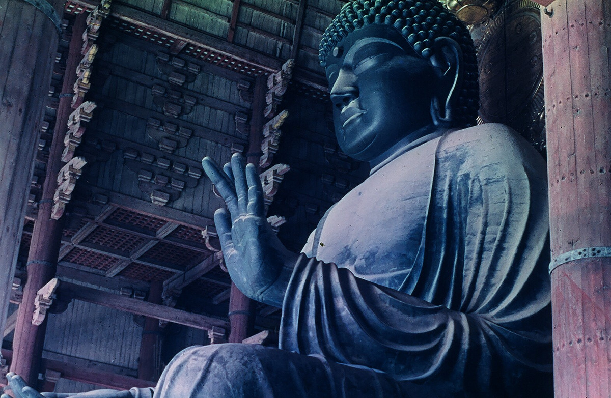 Tượng Đại Phật bằng đồng trong chùa Todai-ji. Nặng 500 tấn, đây là một trong những tượng đồng lớn nhất thế giới.