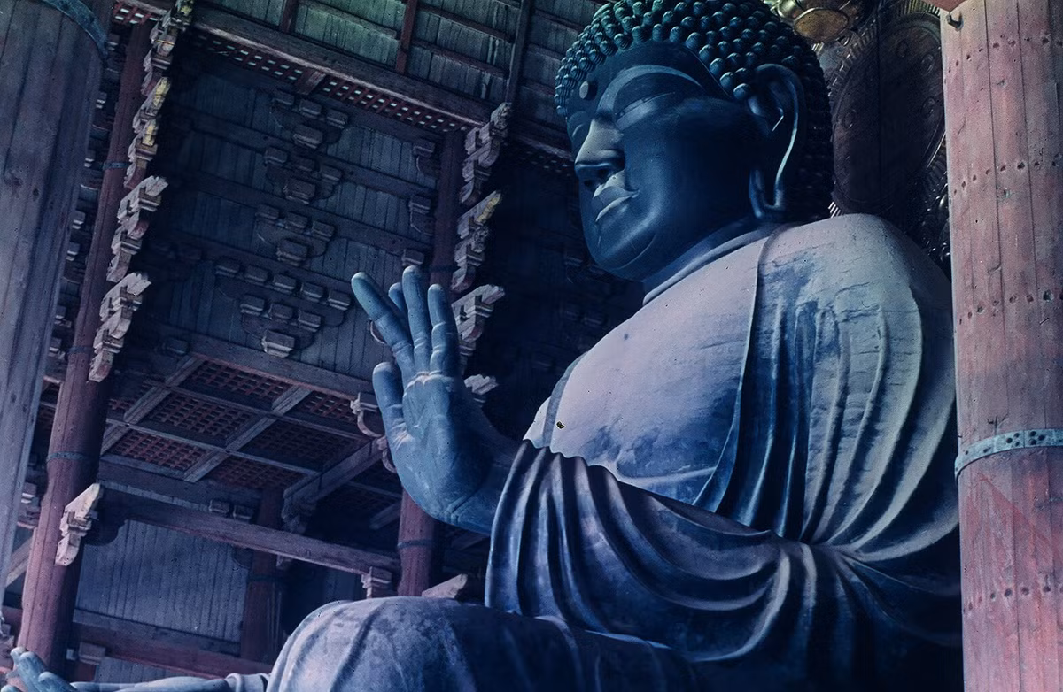 Tượng Đại Phật bằng đồng trong chùa Todai-ji. Nặng 500 tấn, đây là một trong những tượng đồng lớn nhất thế giới.