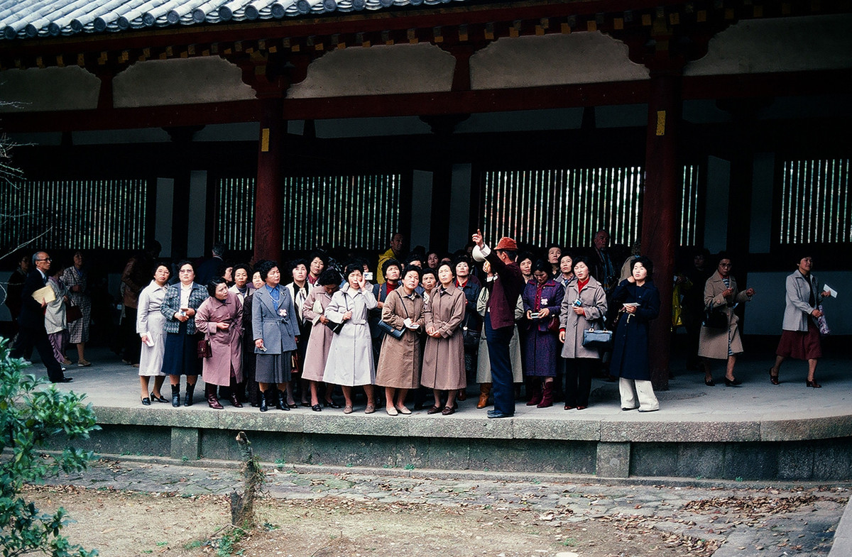 Các du khách tham quan chủa Todai-ji.