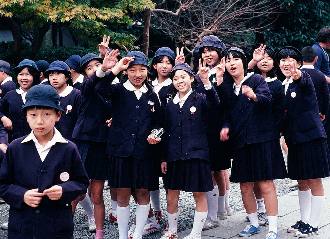 Các học sinh Nhật Bản ghé thăm tượng Đại Phật Kamakura.