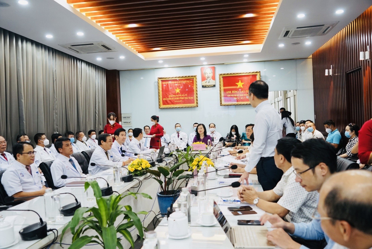 Quyen Bo truong Dao Hong Lan: “Doc nhung bai bao nguoi benh tu di mua thuoc, vat tu, toi rat dau long“-Hinh-2