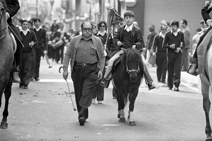 Cậu bé cưỡi con ngựa lùn trong lễ hội Thánh Sant Antoni, khu tự quản Badalona, Barcelona năm 1979.