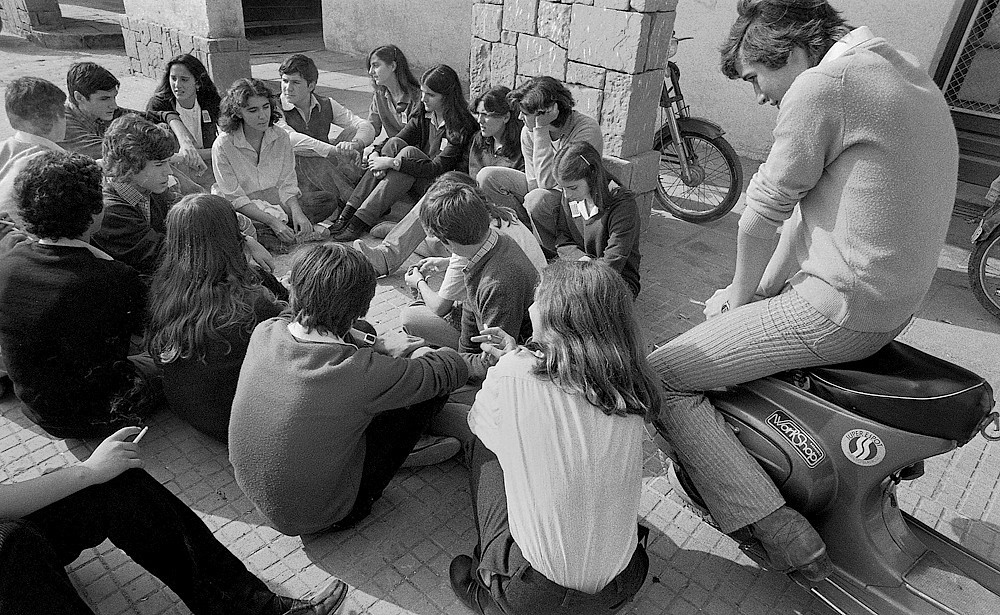 Những người trẻ tụ tập trên phố Mirasol, 1979.