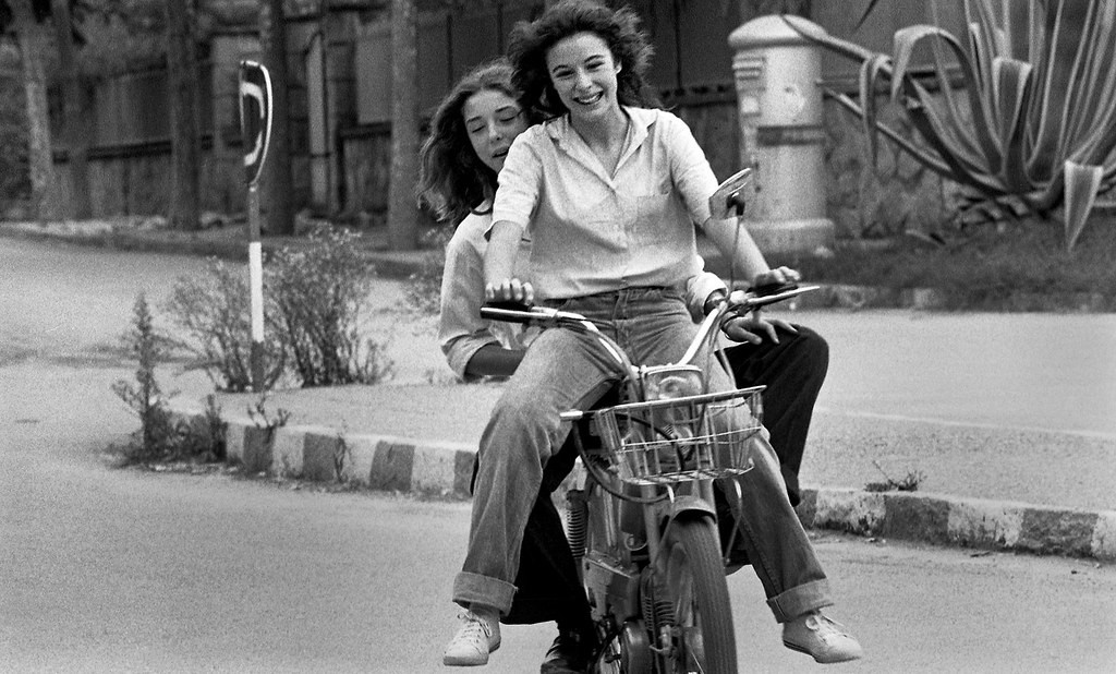Hai cô gái trên chiếc xe gắn máy, 1979.