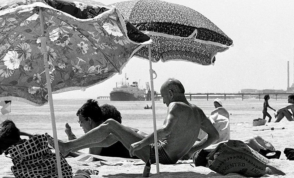 Người dân thư giãn trên bãi biển Badalona, 1979.