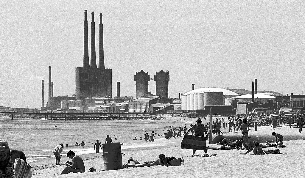 Bãi biển gần nhà máy ở Badalona, 1979.