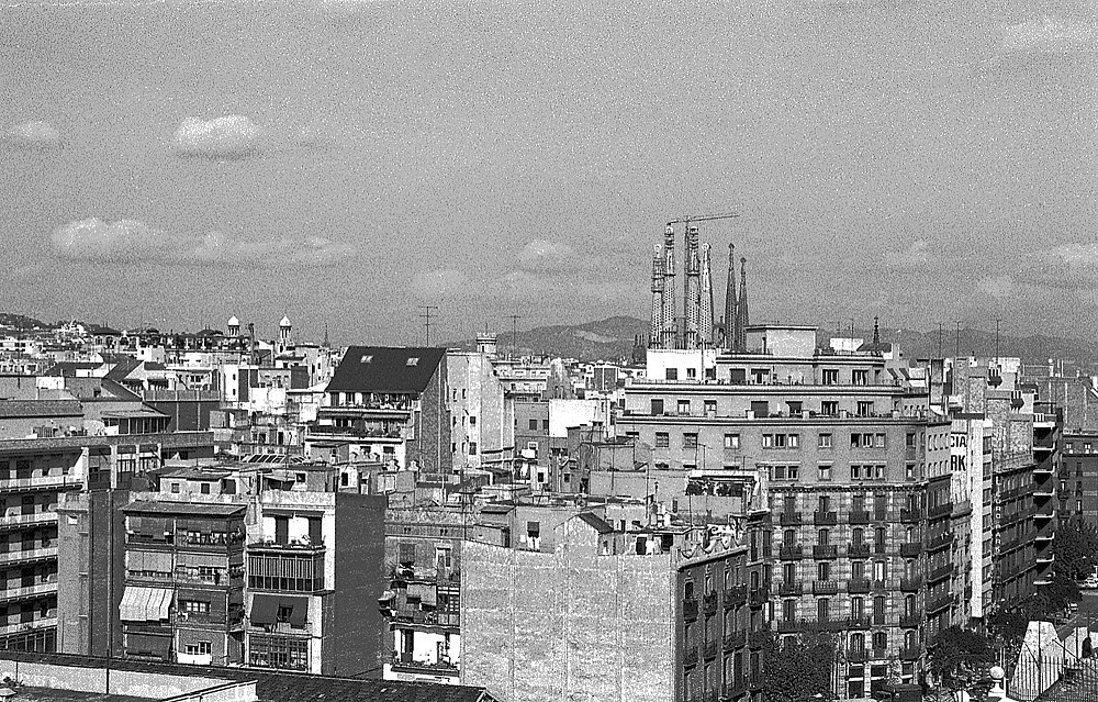 Một góc thành phố Barcelona năm 1976, với công trường xây dựng nhà thờ Sagrada Familia ở phía xa. Ảnh: Manel Armengol Flickr.