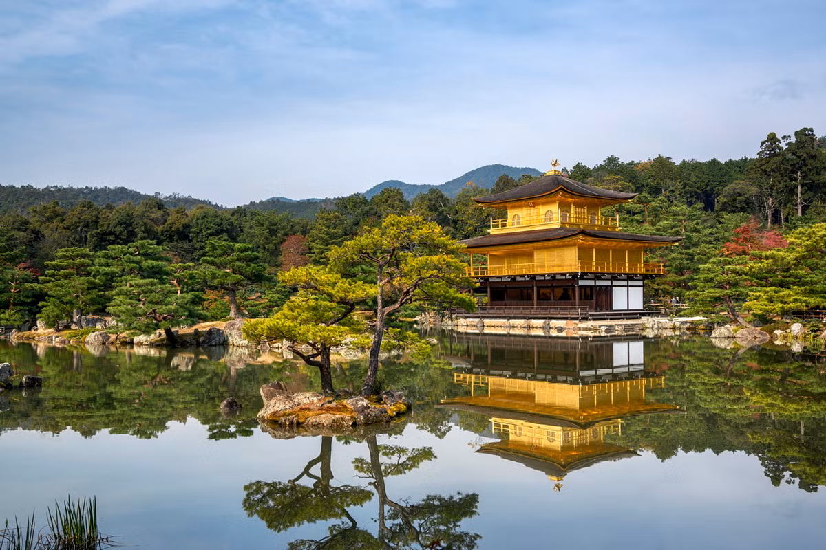 Chùa Kinkaku-ji (Kim Các Tự - chùa Gác Vàng) là một ví dụ hoàn hảo về phong cách xây dựng trong thời kỳ Muromachi (1337 - 1573). Đây là một cấu trúc 3 tầng với tầng thứ hai và ba hoàn toàn được mạ vàng, được bao quanh bởi ao nước và khu vườn tuyệt đẹp. Tòa nhà đã bị một nhà sư phóng hỏa vào năm 1950 và được xây dựng lại năm 1955. Ảnh: Wikipedia.