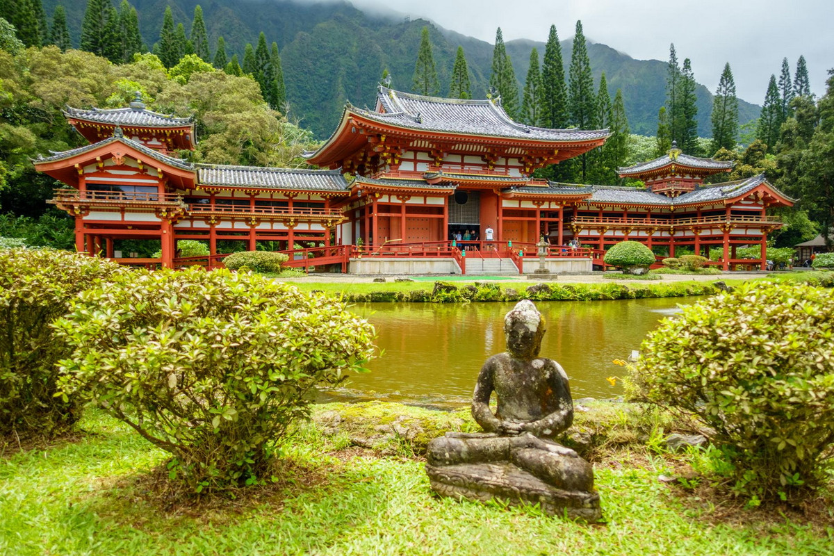 Chùa Byodo-in (Bình Đẳng viện) có niên đại từ thế kỷ 11. Ban đầu đây là một biệt thự quý tộc, sau đó được chuyển thành chùa Phật giáo vào năm 1052. Sảnh chính, cọi là Sảnh Phượng Hoàng, là công trình nguyên bản duy nhất còn lại, những kết cấu khác của chùa đều bị thiêu rụi trong cuộc nội chiến năm 1331. Ảnh: Go Hawaii.