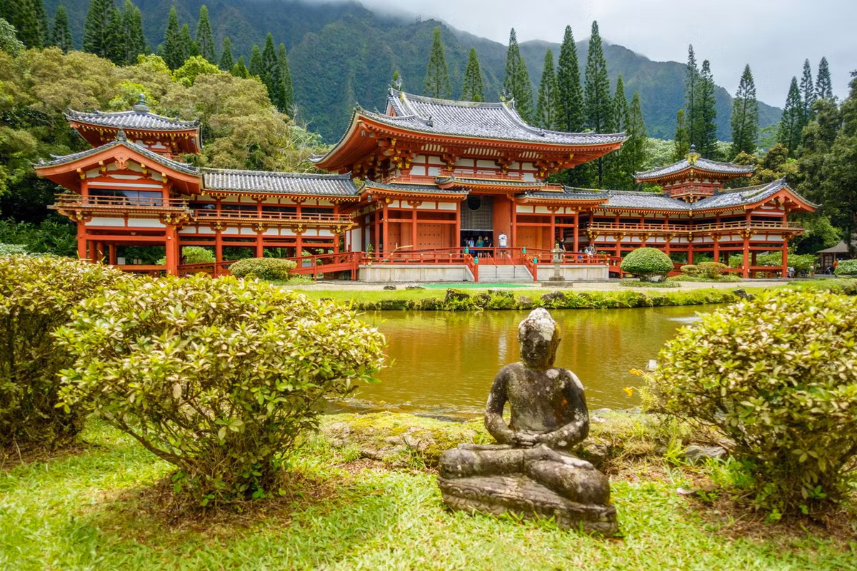 Chùa Byodo-in (Bình Đẳng viện) có niên đại từ thế kỷ 11. Ban đầu đây là một biệt thự quý tộc, sau đó được chuyển thành chùa Phật giáo vào năm 1052. Sảnh chính, cọi là Sảnh Phượng Hoàng, là công trình nguyên bản duy nhất còn lại, những kết cấu khác của chùa đều bị thiêu rụi trong cuộc nội chiến năm 1331. Ảnh: Go Hawaii.