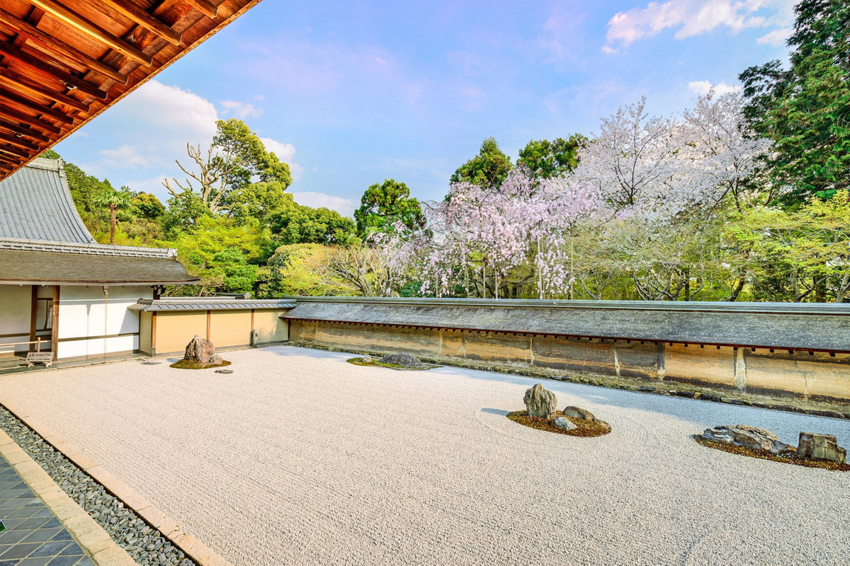 Chùa Ryoan-ji (Long An Tự) ban đầu là một biệt thự quý tộc, đã trở thành một ngôi chùa Thiền tông vào năm 1450. Chùa bị cháy rụi năm 1797, sau đó được tái thiết bằng cách sử dụng các công trình có từ năm 1606 của chùa Seigen-in (Thanh Nguyên Viện). Vườn chùa Ryoan-ji được coi là chuẩn mực của kare-sansui - nghệ thuật vườn khô Nhật Bản. Ảnh: Trip.com.