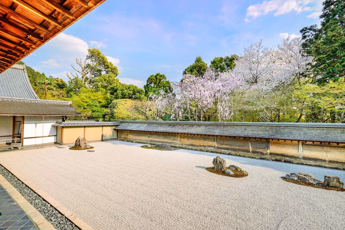 Chùa Ryoan-ji (Long An Tự) ban đầu là một biệt thự quý tộc, đã trở thành một ngôi chùa Thiền tông vào năm 1450. Chùa bị cháy rụi năm 1797, sau đó được tái thiết bằng cách sử dụng các công trình có từ năm 1606 của chùa Seigen-in (Thanh Nguyên Viện). Vườn chùa Ryoan-ji được coi là chuẩn mực của kare-sansui - nghệ thuật vườn khô Nhật Bản. Ảnh: Trip.com.
