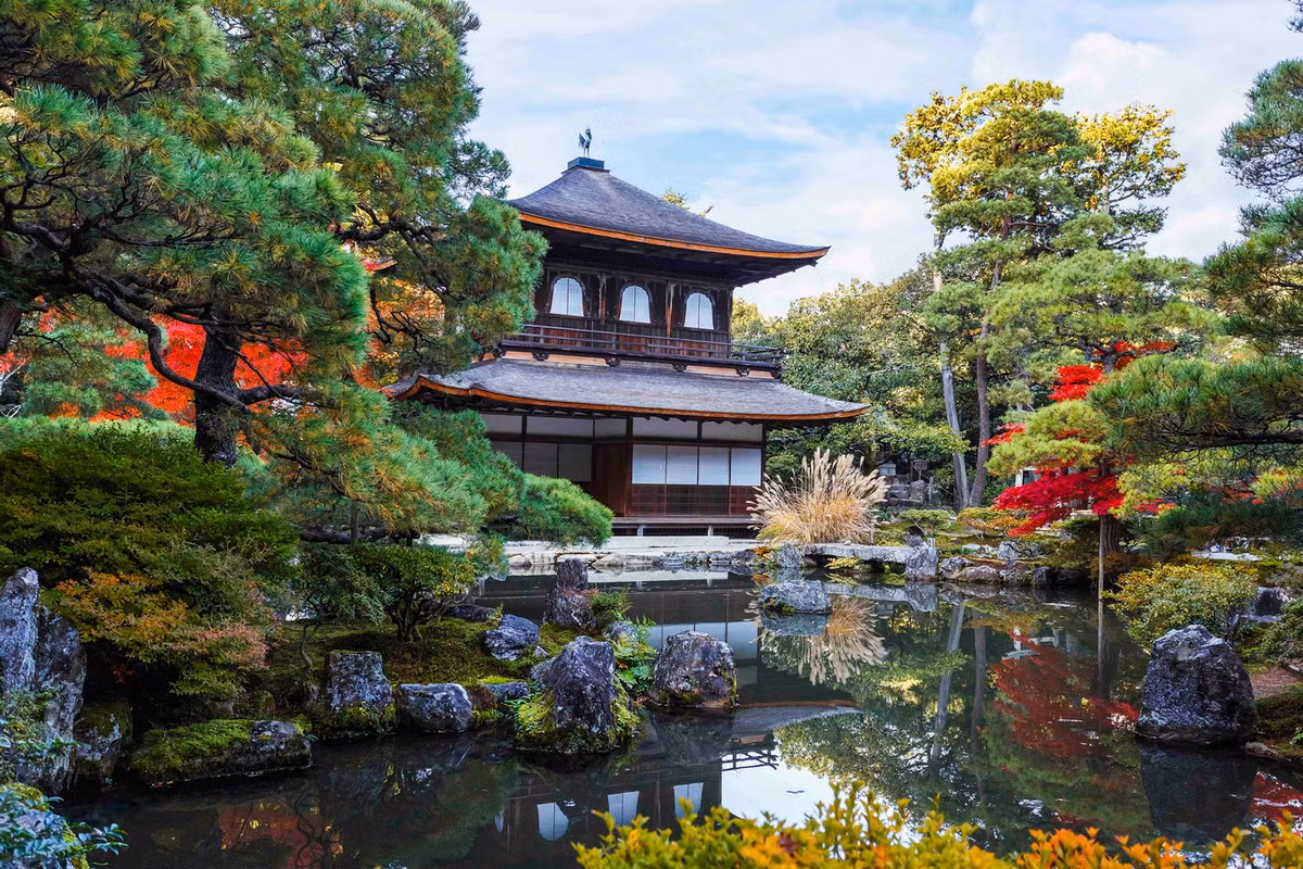 Chùa Ginkaku-ji (Ngân Các Tự - chùa Gác Bạc) được xây dựng vào năm 1460 để làm nơi nghỉ dưỡng của tướng Ashikaga Yoshimasa (1436 - 1490), trước khi trở thành chùa Phật giáo. Công trình mô phỏng theo Kim Các Tự, với kế hoạch ban đầu là dát bạc lá lên vách gác. Ý định này đã không bao giờ được thực hiện. Ảnh: GaijinPot Travel.
