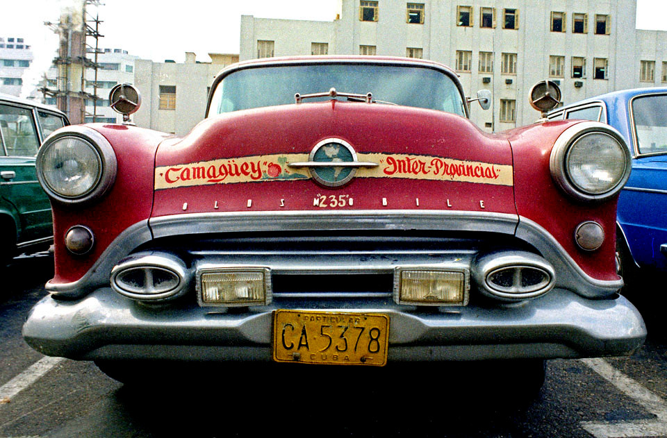 Chiếc xe cổ tại bãi đỗ xe ở Havana.
