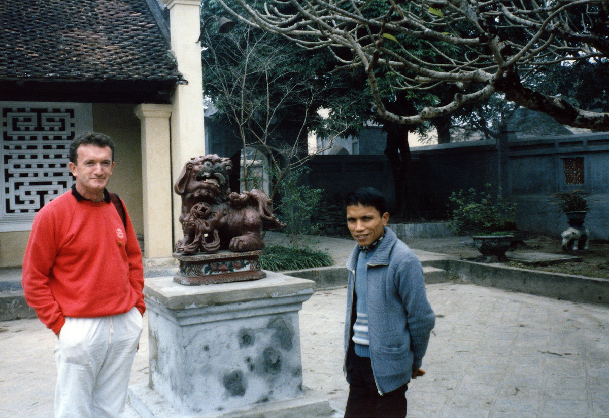 Tác giả bộ ảnh và người hướng dẫn viên ở trong Văn Miếu - Quốc Tử Giám.