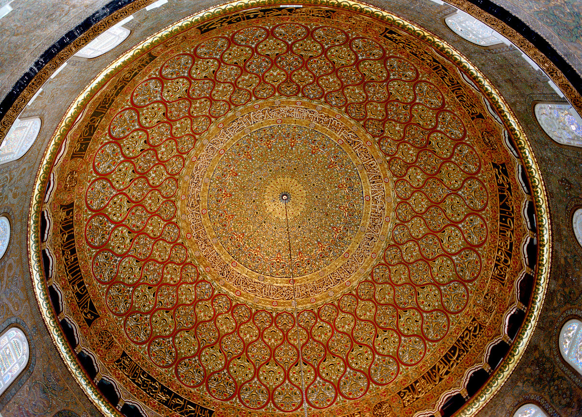 Mặt dưới mái vòm của thánh đường Mái vòm Đá, một điểm hành hương của người Hồi giáo nằm tại Núi Đền.