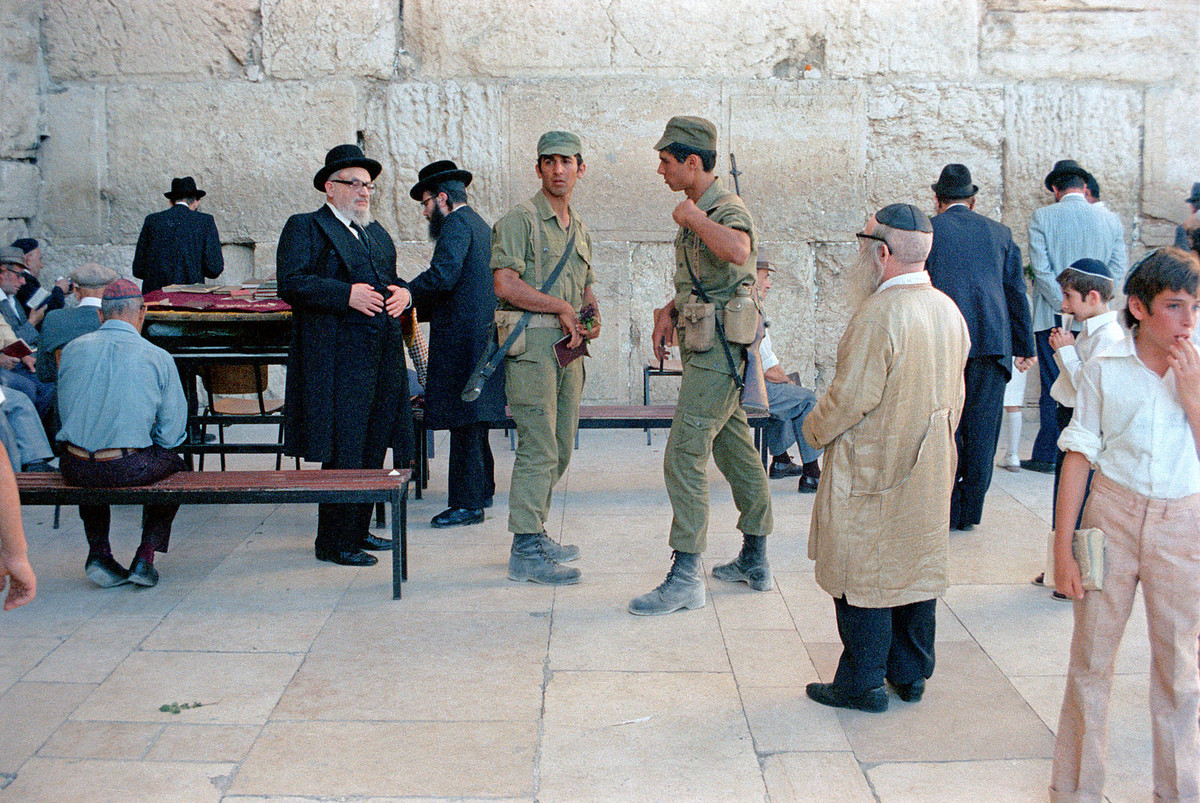 Những người đàn ông Do Thái viếng thăm Bức tường Than Khóc hay Bức tường phía Tây, một địa điểm tôn giáo quan trọng của người Do Thái tọa lạc ở phố cổ Jerusalem. Những người đến nơi đây thường viết lời cầu nguyện trên một mảnh giấy và đặt trong một khe hở nào đó của bức tường.