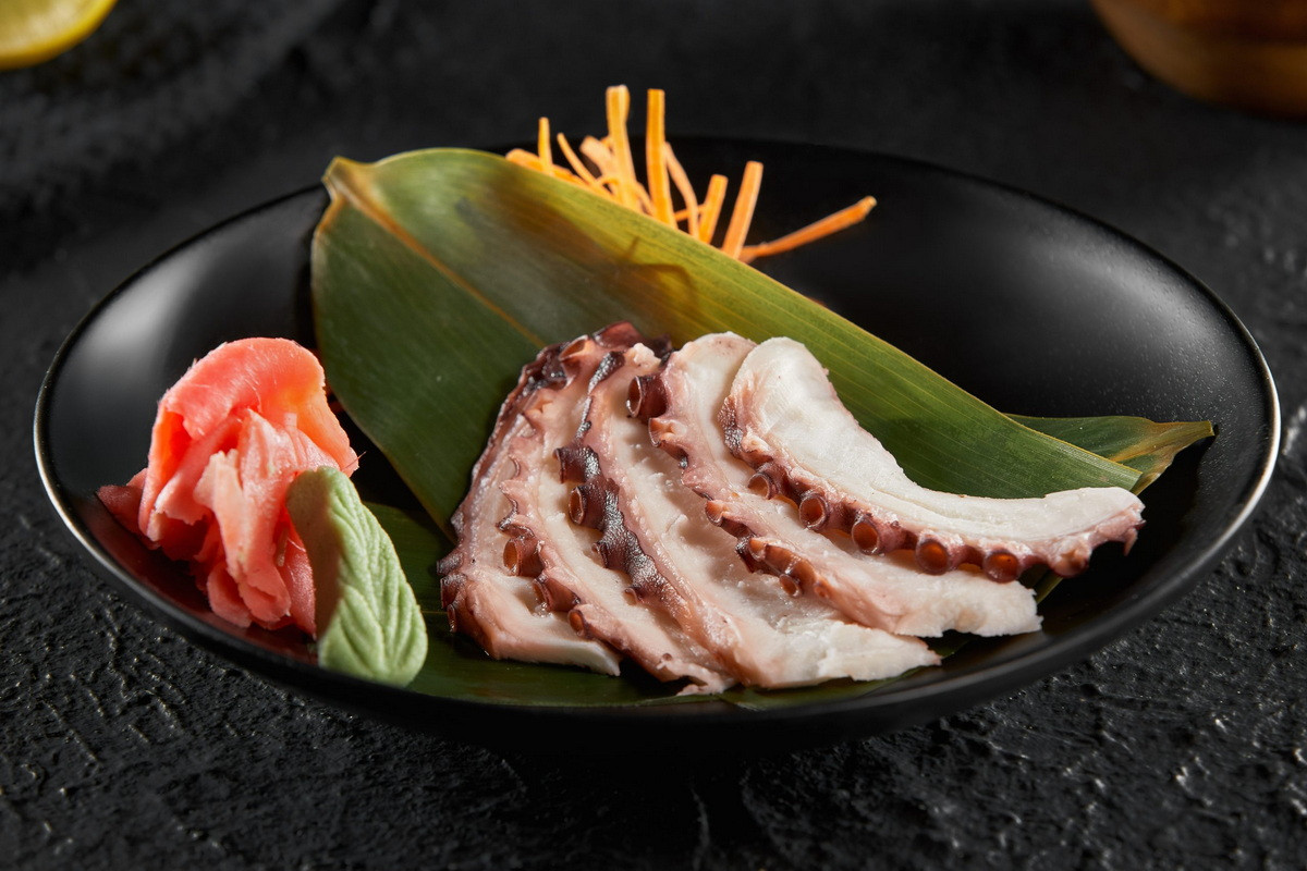 Chúng thường được bán dưới dạng đông lạnh, sau đó nó được mua về và cắt dưới dạng rã đông nửa chừng để làm các món Mizudako sashimi, xa lát Mizudako, hoặc luộc và ngâm giấm. Trứng của chúng được dùng làm sushi.