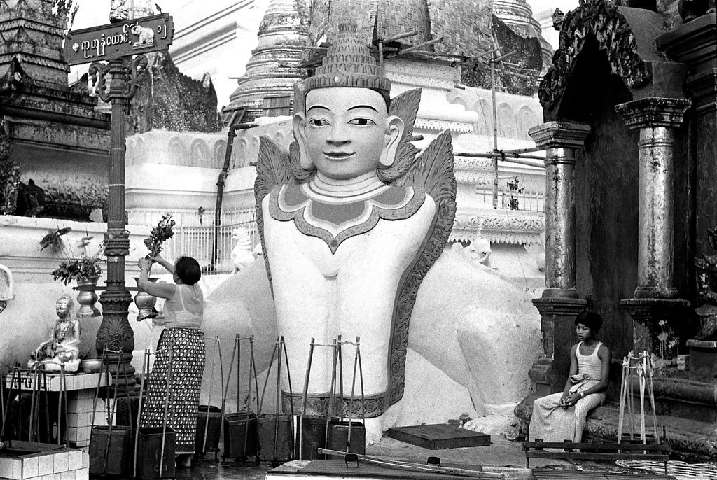 Phật tử dâng hoa tại một ngôi chùa.