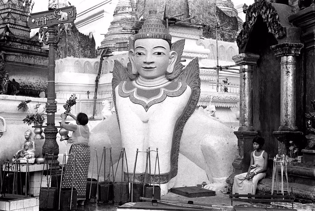 Phật tử dâng hoa tại một ngôi chùa.