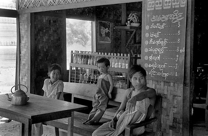 Trong quán giải khát ở cố đô Pagan.