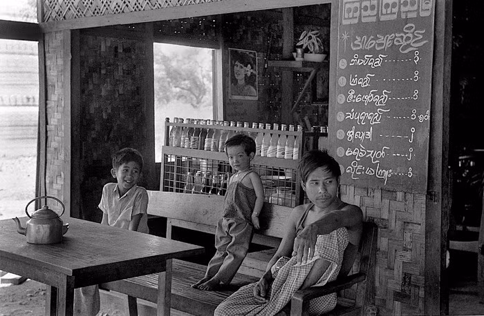 Trong quán giải khát ở cố đô Pagan.