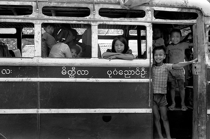 Một chuyến xe buýt ở thành phố Mandalay, Miến Điện năm 1979. Ảnh: Manel Armengol/Archivo Flickr.
