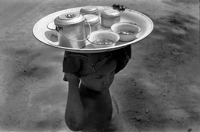 Em bé Mandalay đội mâm đồ ăn trên đầu.