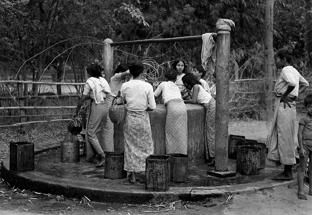 Phụ nữ địa phương lấy nước tại giếng công cộng.