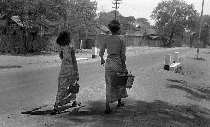 Hai phụ nữ trên con đường ở Mandalay.