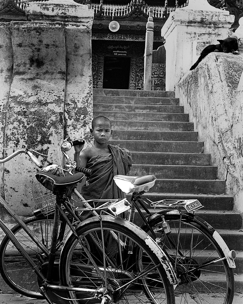 Nhà sư nhỏ tuổi và những chiếc xe đạp tại lối lên một ngôi chùa.