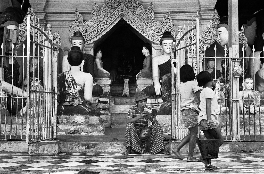 Người đàn ông đọc sách tại thềm cửa một nhà nguyện.