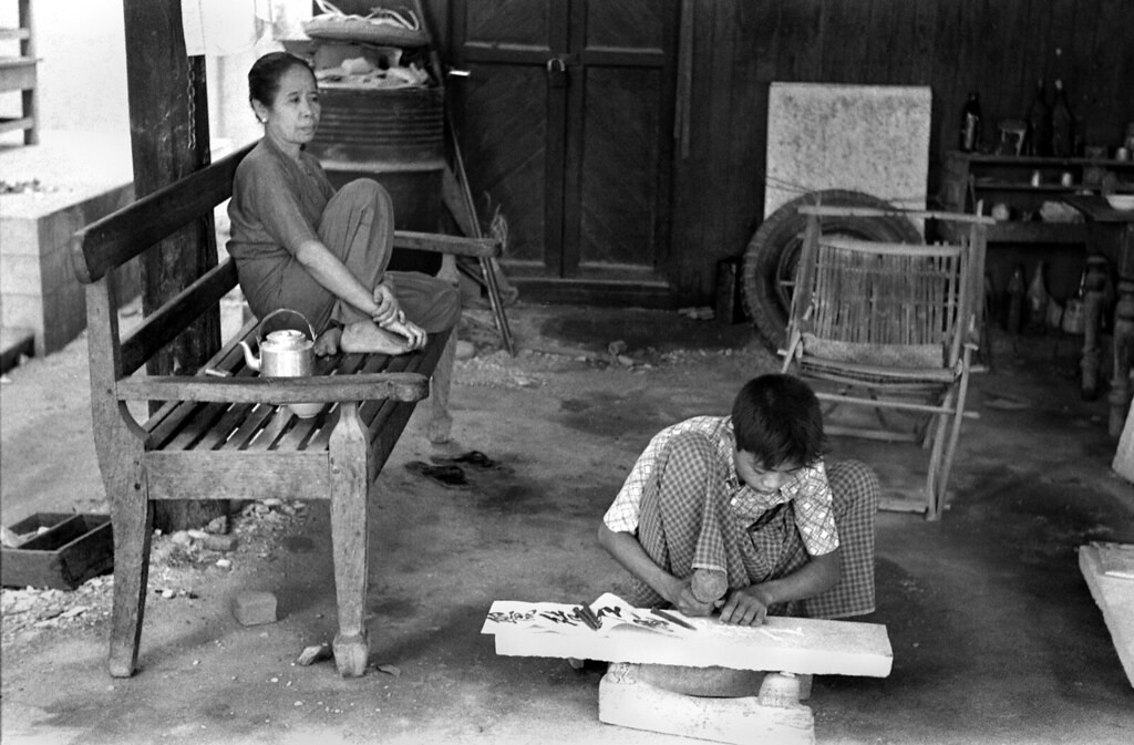 Cậu bé làm việc tại xưởng thủ công mỹ nghệ.