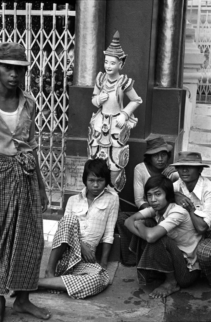 Một nhóm thanh thiếu niên trên đường phố.