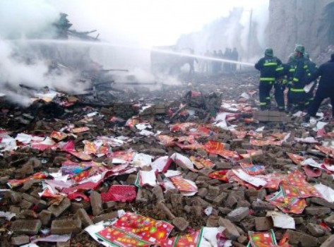 Thông tin ban đầu về nguyên nhân vụ nổ cho biết, khi một công nhân bảo dưỡng đang tiến hành sửa chữa một chiếc máy bị hỏng, thì tia lửa phát ra, làm cháy các nguyên liệu và một số sản phẩm dẫn đến vụ nổ. Trong số các nạn nhân, chủ yếu là nữ công nhân đang làm việc trong phân xưởng lắp ngòi pháo.