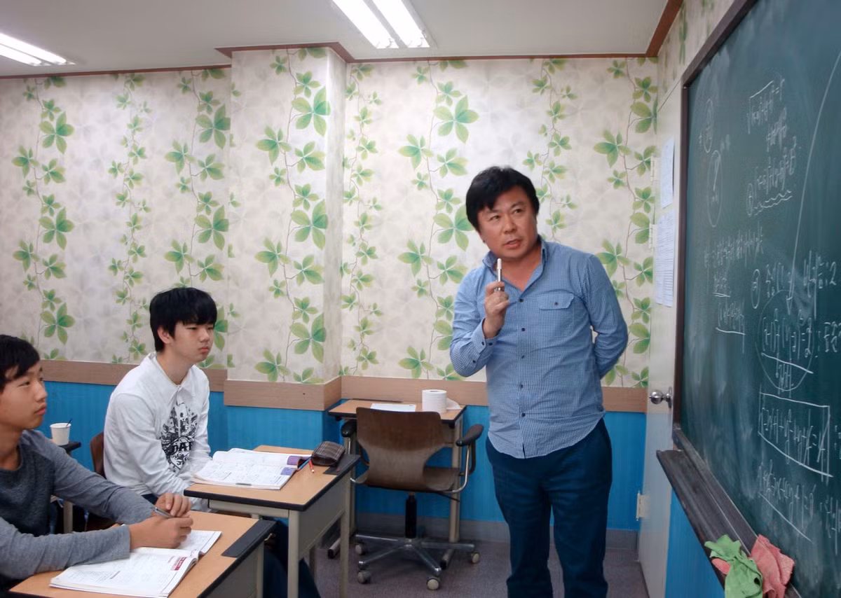 Chính phủ nước này ước tính có 95.000 hagwons và 84.000 cá nhân cung cấp dịch vụ dạy kèm và còn nhiều người khác cung cấp các dịch vụ ngoài tầm kiểm soát của các nhà giám sát thuế. Các bậc phụ huynh thường chi khoảng 1.000 USD/tháng cho mỗi đứa trẻ ở hagwons và cũng thường xuyên, học sinh ở các học viện như vậy cho tới tận đêm. Phụ huynh sẽ nhận được tin nhắn thông báo khi con cái họ tới trường vào mỗi buổi chiều, sau đó lại là một tin nhắn khác thông báo sự tiến triển trong học tập của học sinh.