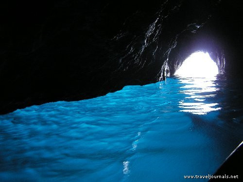 7. Hang Blue Grotto. Blue Grotto là hang ngầm dưới nước nằm bên cạnh đảo Capri thuộc vịnh Napoli của Ý. Hang có phần chính nằm ngầm dưới biển, các hang khác đều hướng lên đảo. Các vị hoàng đế La Mã thời xưa đều chọn Blue Grotto làm bãi tắm của vương triều.
