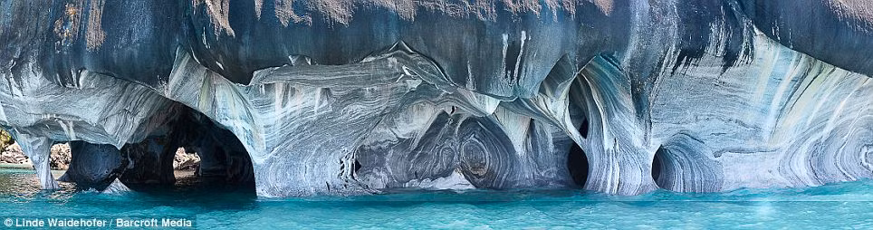 3. Động cẩm thạch Marble Cathedral. Động này nằm ở hồ General Carrera (hồ nước ngọt lớn thứ hai của vùng Nam Mỹ) ở Pantagonia, Chile. Hệ thống vách đá cẩm thạch ở đây đã được hình thành từ hàng nghìn năm, nhờ quá trình bào mòn của tự nhiên đã tạo nên những hẻm hốc và hang động vô cùng ấn tượng.