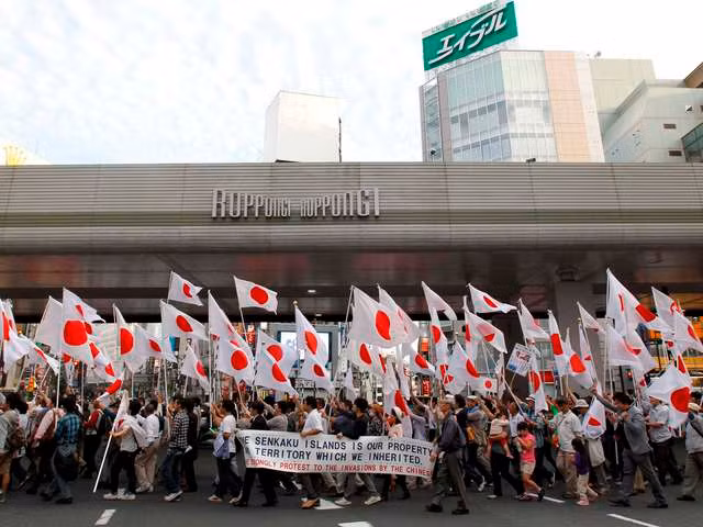 Hàng trăm người Nhật đã xuống đường biểu tình phản đối Trung Quốc. Đám đông hô to các khẩu hiệu chống Trung Quốc và mang các biểu ngữ có nội dung cứng rắn như: “Hãy đánh chìm tàu Trung Quốc trong lãnh hải chúng ta”, hay “Không lùi bước trước những kẻ khủng bố ở Bắc Kinh”. Khác với các cuộc biểu tình chống Nhật ở Trung Quốc, các cuộc biểu tình ở Nhật diễn ra trong trật tự và không có bạo loạn.