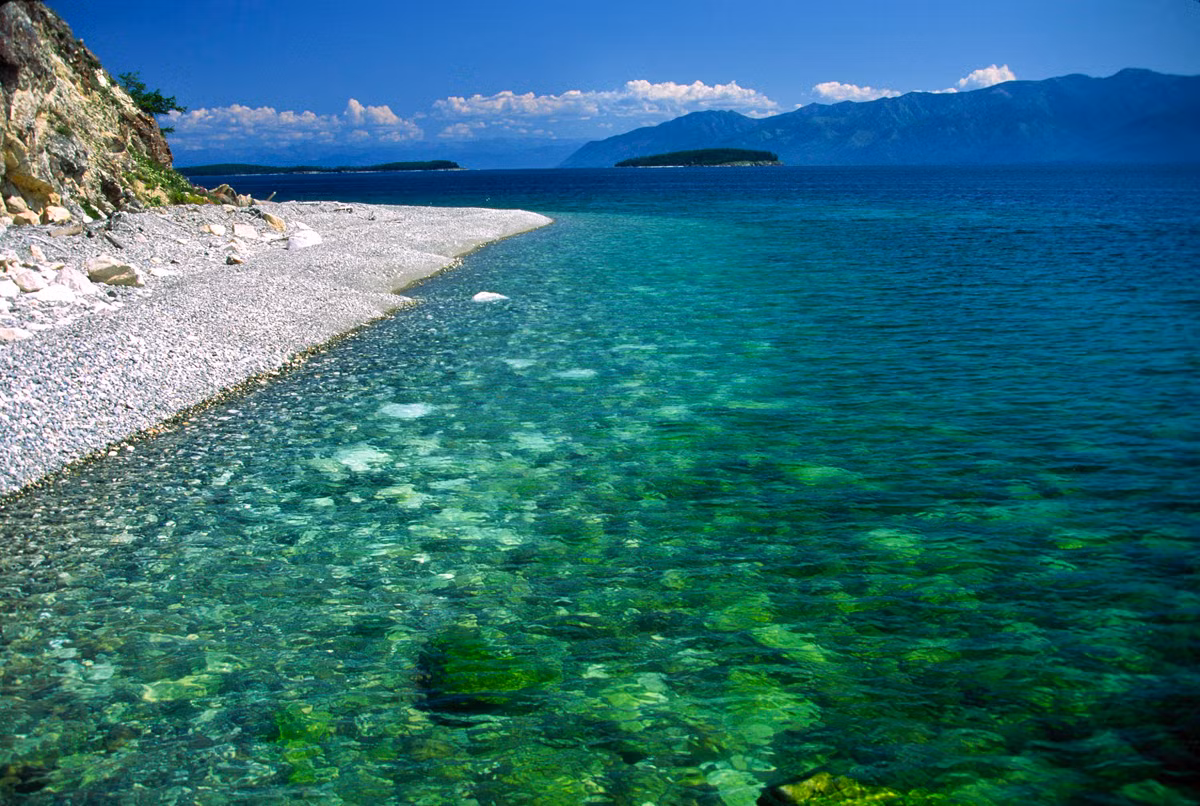 Dẹp những bí ẩn sang một bên, đứng dưới góc độ khoa học, nước hồ Baikal được nổi tiếng với độ tinh khiết tuyệt vời. Nước ở đây chứa nhiều ôxy và không lẫn các tạp chất. Thành phần độc đáo của nó là đề tài lớn cho các nghiên cứu khoa học.