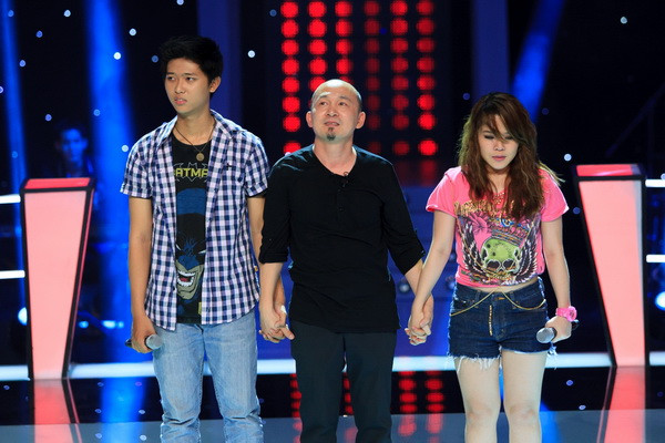 HLV Quốc Trung (giữa) trên sàn đấu vòng Đối đầu tập 4 phát sóng hôm 28/7