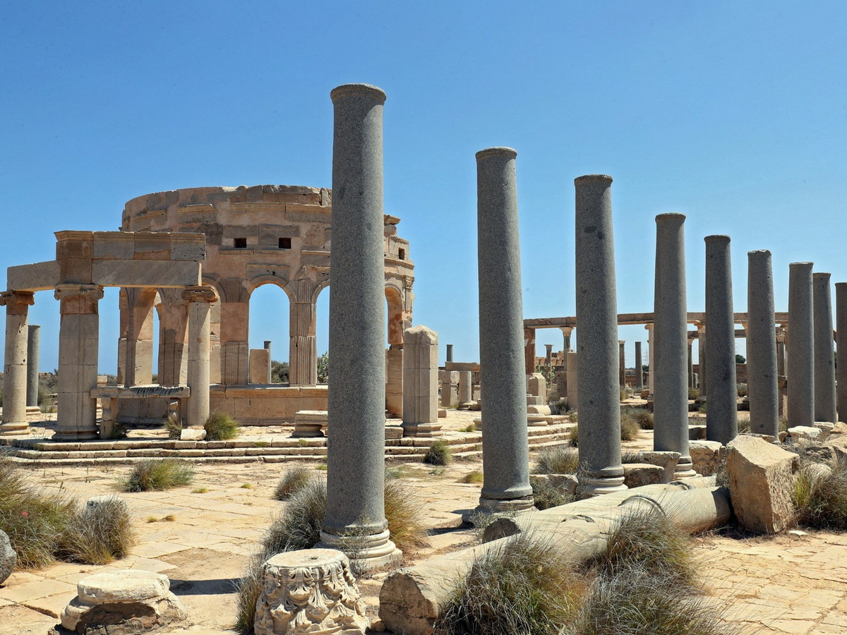 Cùng với sự suy tàn của La Mã, năm 439, Leptis Magna bị người Vandals chiếm đóng. Đến năm 523, một nhóm người du mục Berber cướp phá thành phố, và Leptis Magna không còn bao giờ được phục hồi nữa. Ảnh: Al Jazeera.