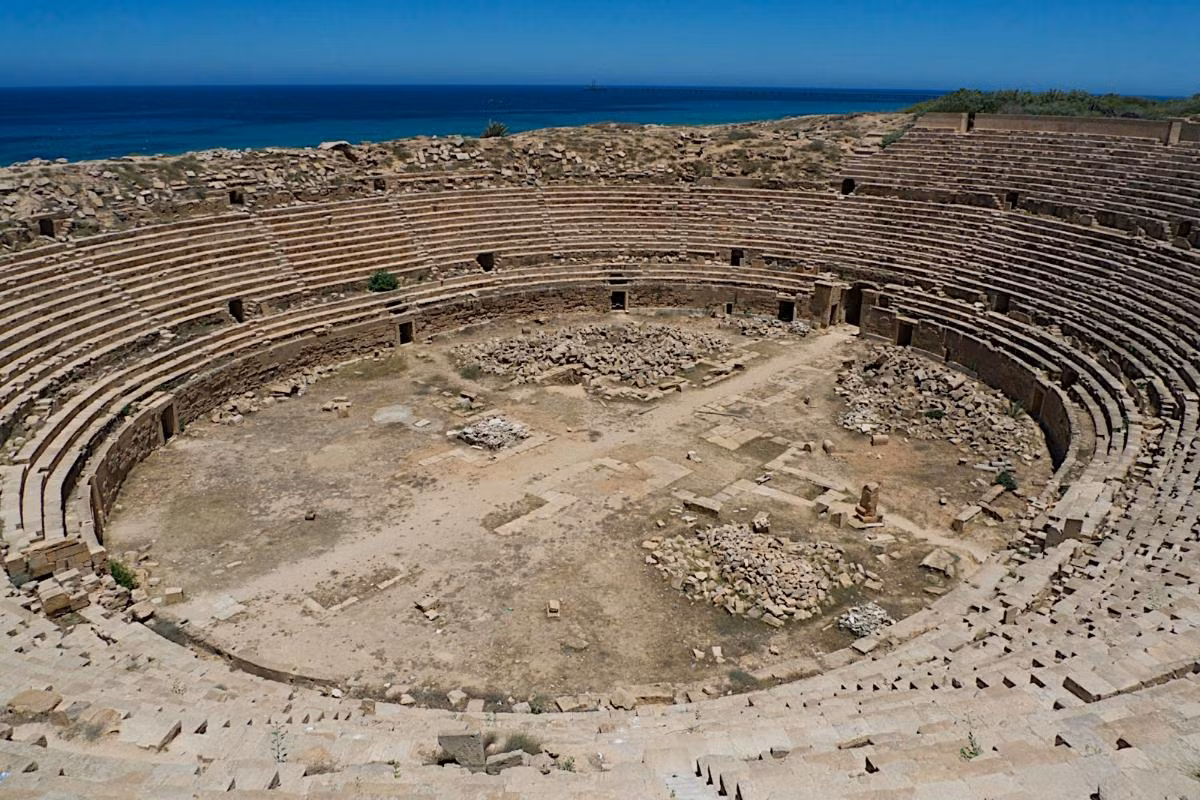 Trong cuộc khủng hoảng của đế chế La Mã từ thế kỷ thứ 3, khi hoạt động thương mại giảm mạnh, tầm quan trọng của Leptis Magna cũng mất đi, và vào giữa thế kỷ thứ 4, phần lớn thành phố đã bị bỏ hoang. Ảnh: Structurae.