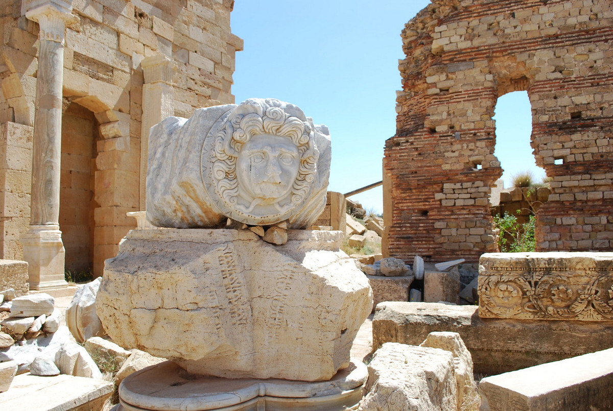 Sau 2 thiên niên kỷ, những gì còn lại của thành phố cổ Leptis Magna là một quần thể kiến trúc đồ sộ với nhiều công trình công cộng hoành tráng như nhà hát, cổng chào, chợ, đền đài... cùng vô số tác phẩm điêu khắc tuyệt đẹp. Ảnh: World History Encyclopedia.