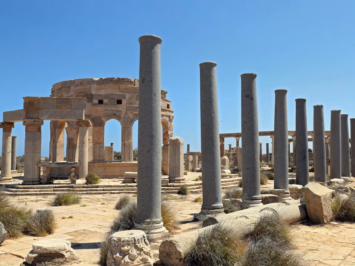 Cùng với sự suy tàn của La Mã, năm 439, Leptis Magna bị người Vandals chiếm đóng. Đến năm 523, một nhóm người du mục Berber cướp phá thành phố, và Leptis Magna không còn bao giờ được phục hồi nữa. Ảnh: Al Jazeera.